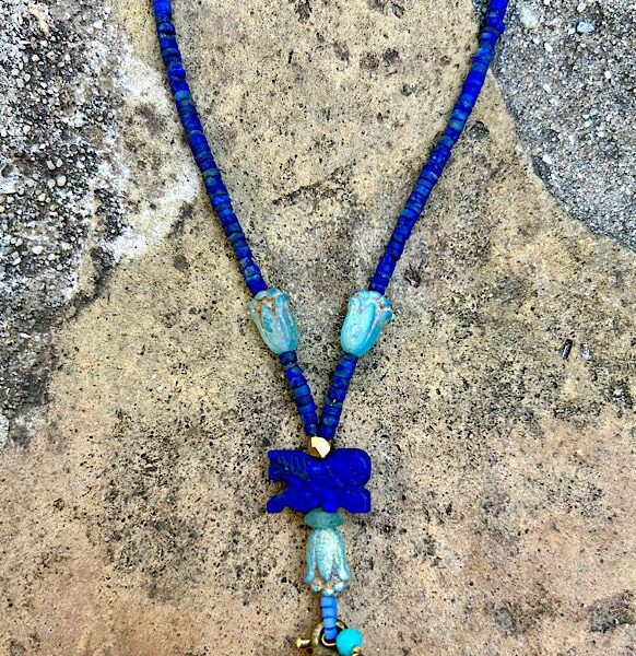 Collar colgante petalos azules