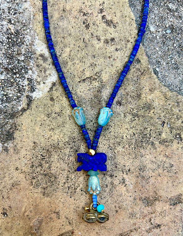 Collar colgante petalos azules