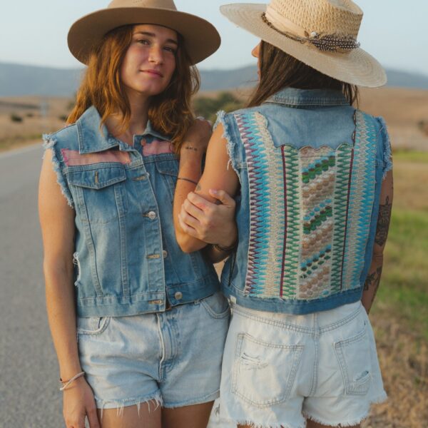 Chaleco denim up-cycling vintage Huipil verde y azul
